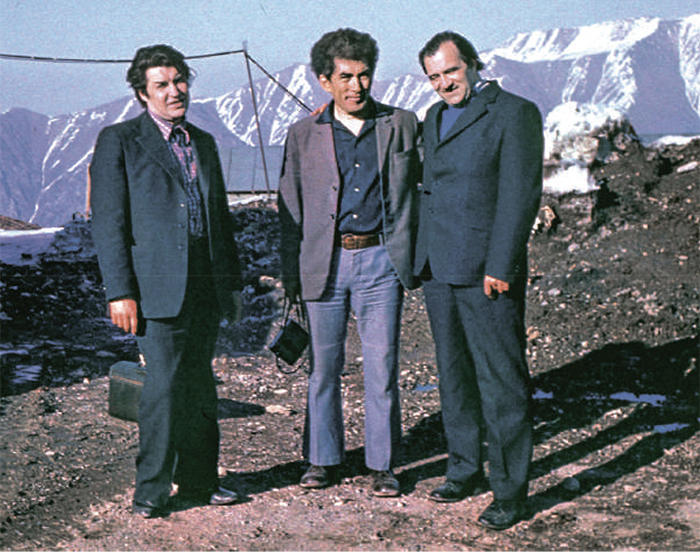 На космостанции  АН КазССР, перевал Джусалы-Кезень, 1975 г. Слева направо: А.В. Игнатюк, сотрудник космостанции, Г.Н. Смиренкин