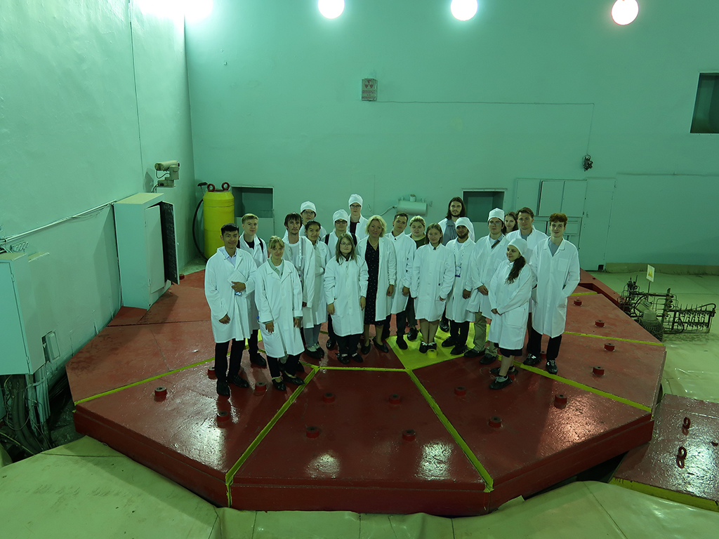 Участники атомной школы познакомились с научными и производственными возможностями Физико-энергетического института
