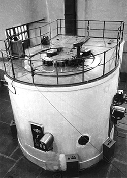 Активная зона реактора БР-2 содержала твэлы с металлическим Pu и охлаждалась ртутью